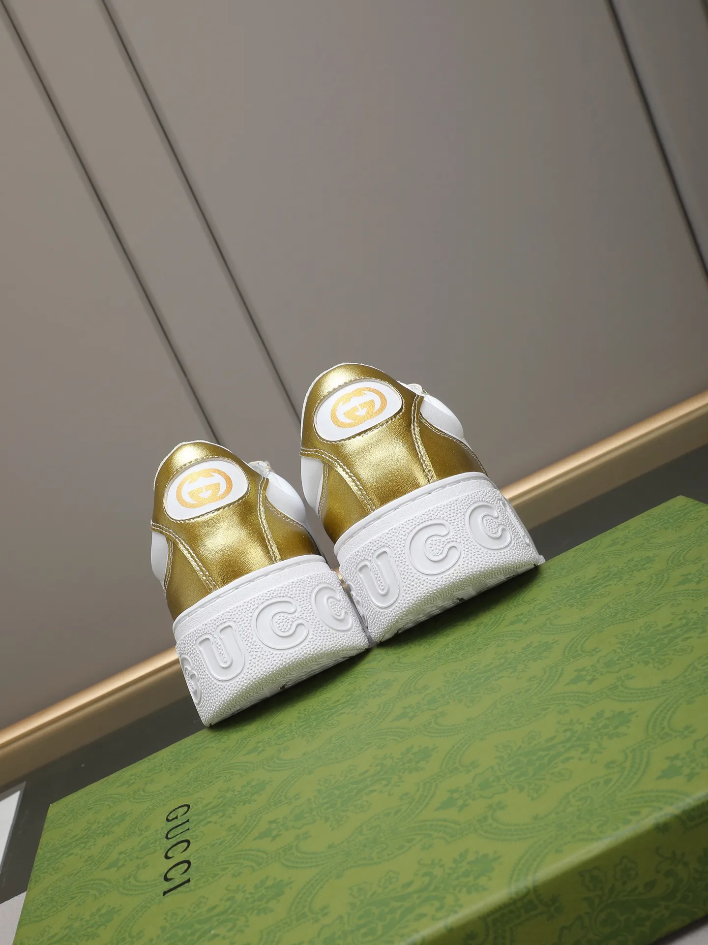 PP420 new men's shoes GUCCI fashion trend, made of first-layer calfskin➕breathable mesh lining! The foot feels super comfortable and the workmanship is impeccable. The original ultra-light outsole, size: 38-44 (45 customized), 5 colors to choose from!